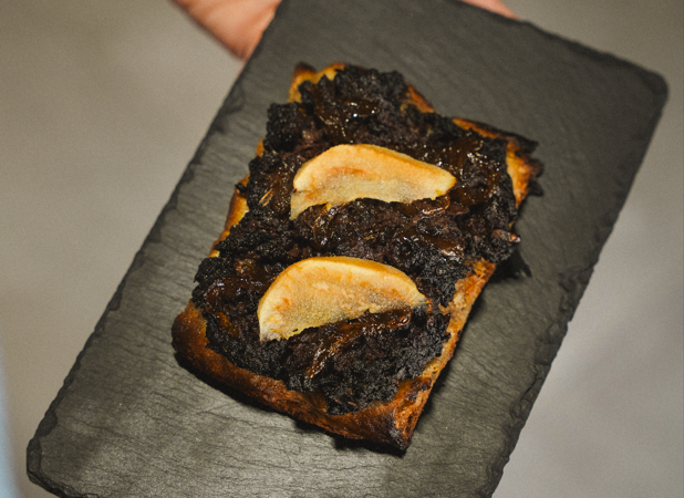 Morcilla de Confrides, cebolla caramelizada y pera